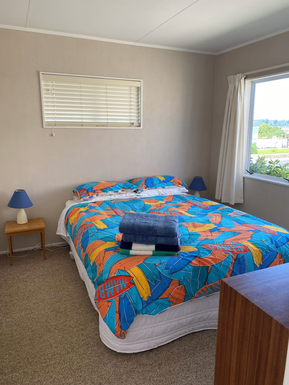Sleepout bedroom (Queen bed)