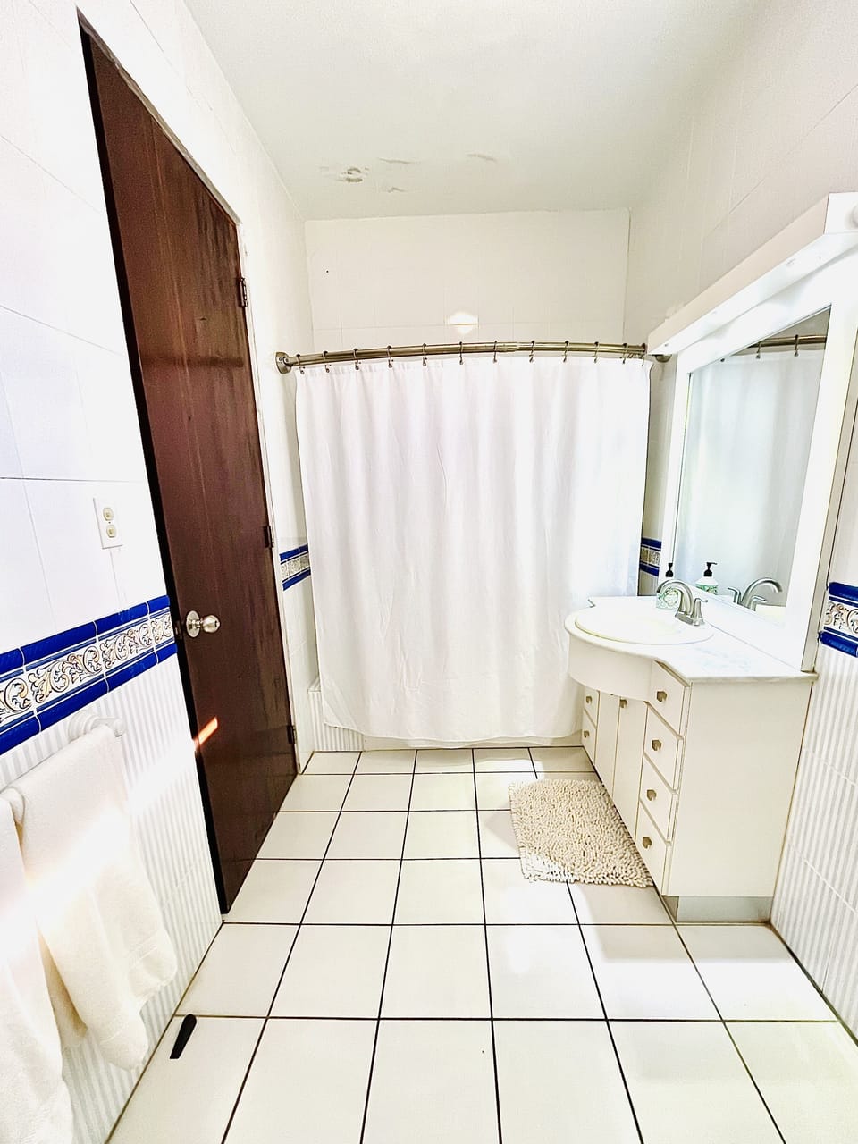 Full bathroom on first floor master suite 