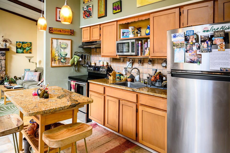 fully equipped eat in kitchen with center island