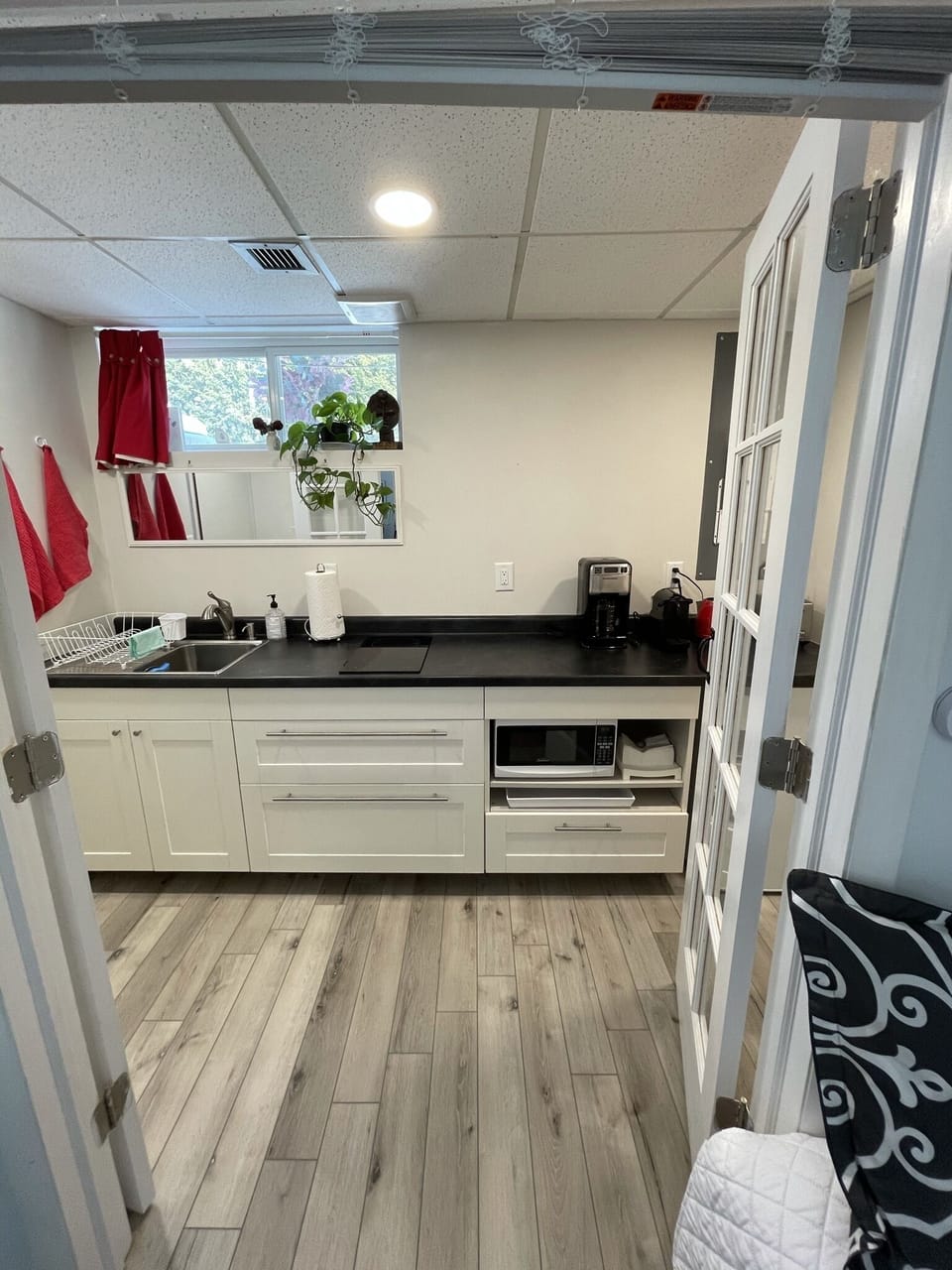Tiny kitchen, photo makes it look big!