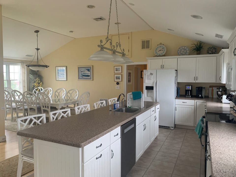 Kitchen with Peninsula 