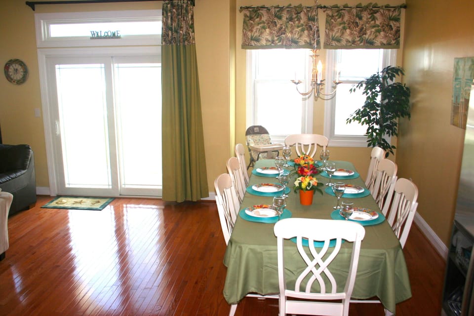 Spacious dining area offers lots of seating