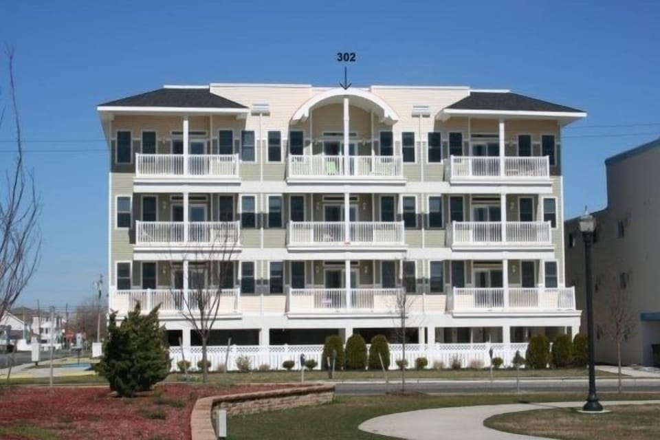 Top Floor Condo! (view of front of building)  