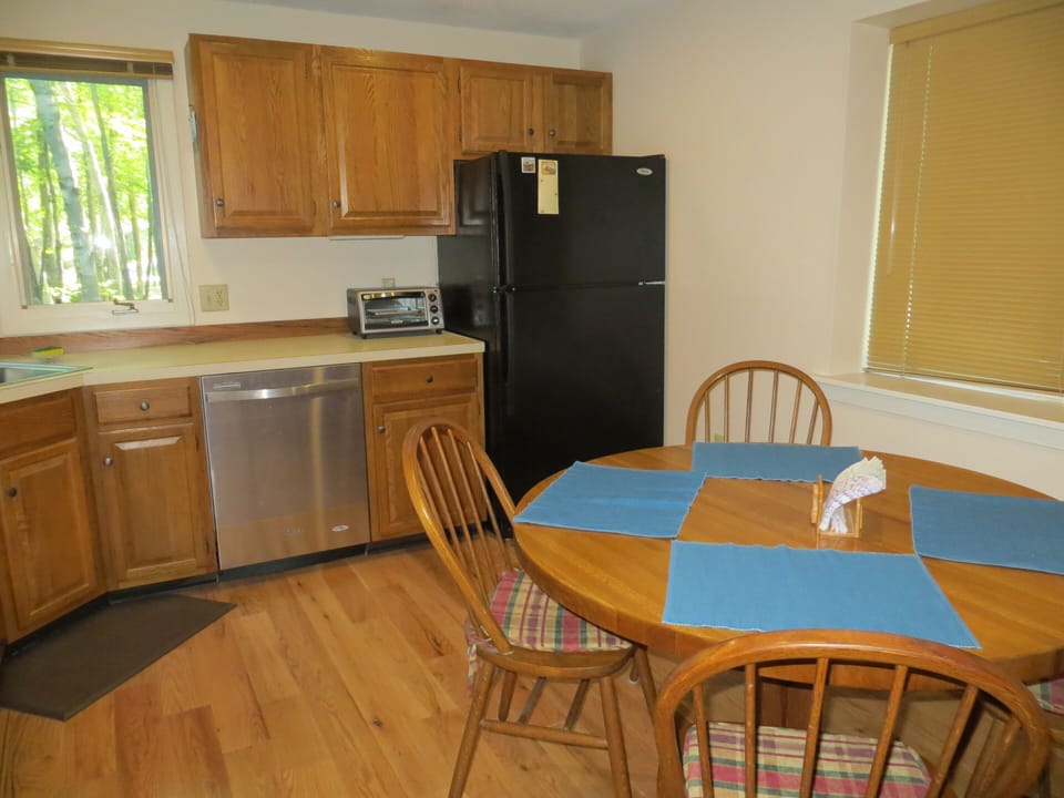 Eat-in kitchen