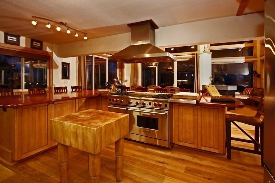 Cook and Entertain at the same time. Seating for 22!