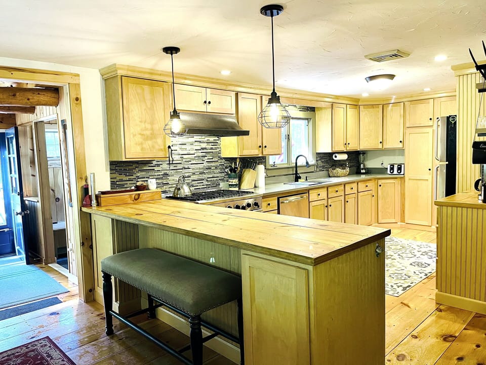 Spacious fully stocked kitchen w DCS 6 burner stove 