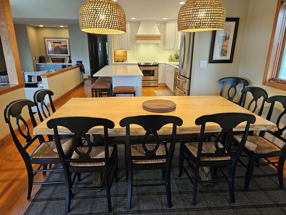Table seating for up to 10 - for large family meals.
