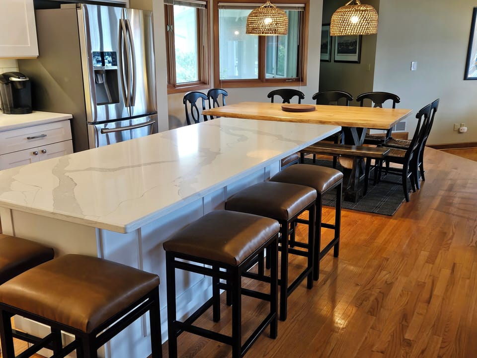 Large island for seating up to 6 for meals
