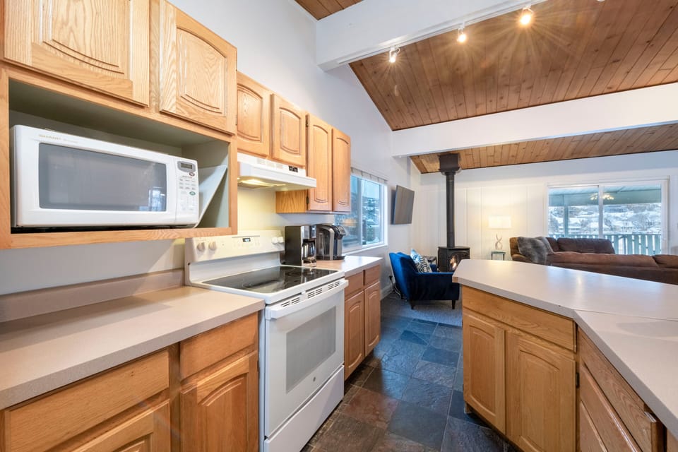 Fully stocked chef’s kitchen