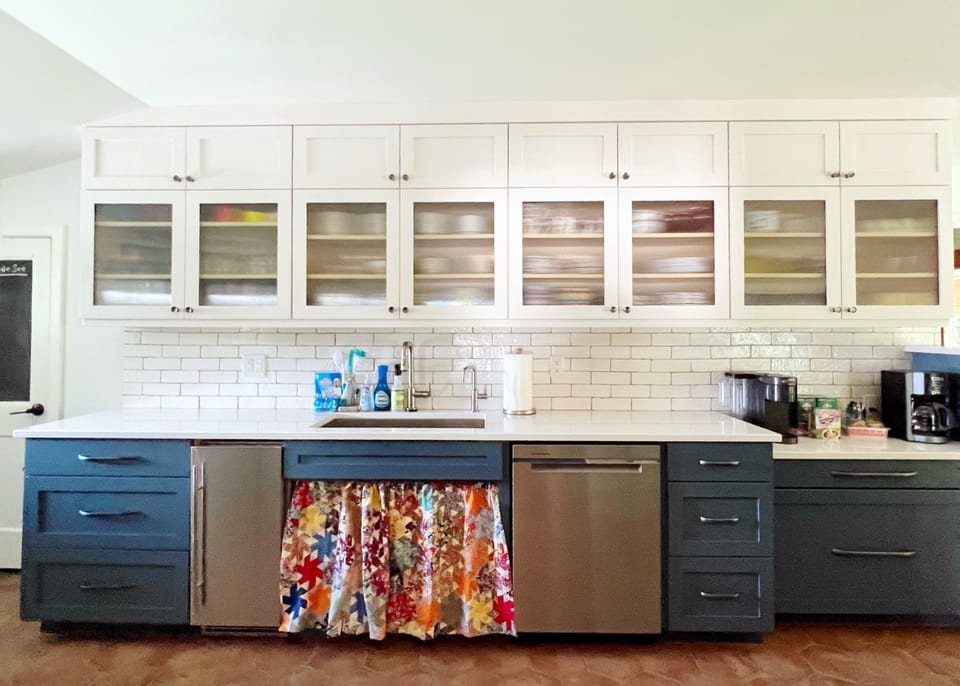 New kitchen. Sonic Ice! Moccamaster and Keurig. Stocked for large groups.