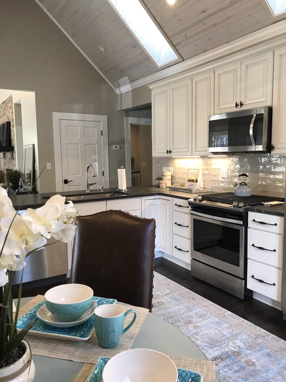 Fully equipped kitchen. Table seats 4 with extra seating for 4 at the bar