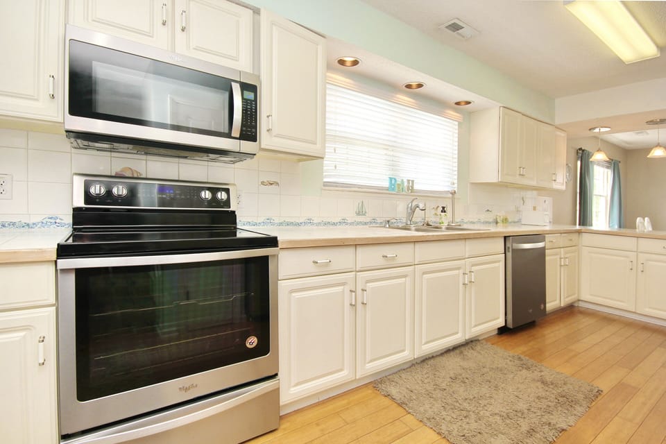 KITCHEN GLASS COOK TOP AND STAINLESS STEEL RANGE
