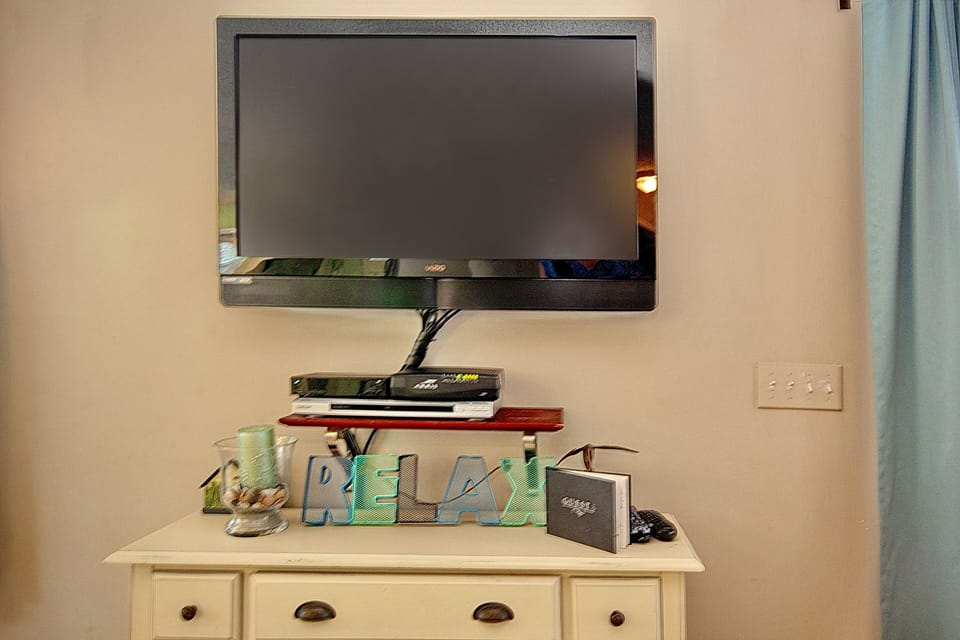 42" FLAT PANEL TV WITH  WiFi  AND EXPANDED CABLE