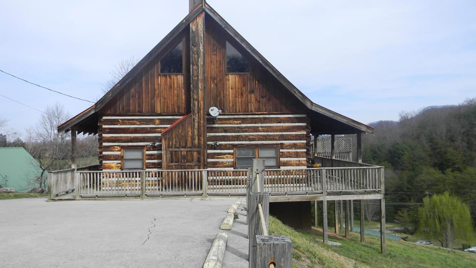 WALK RIGHT TO THE CABIN FROM YOUR CAR. NO CLIMBING TO GET IN THE DOOR. 