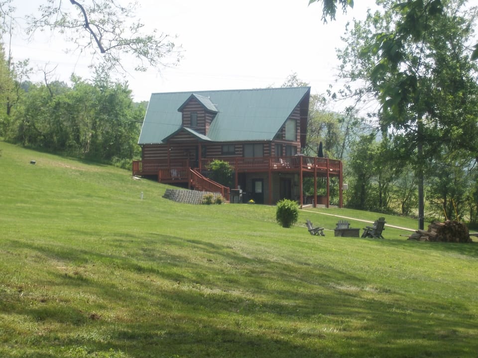 Riverfront Log Cabin with fire pit . A good place to make memories !!