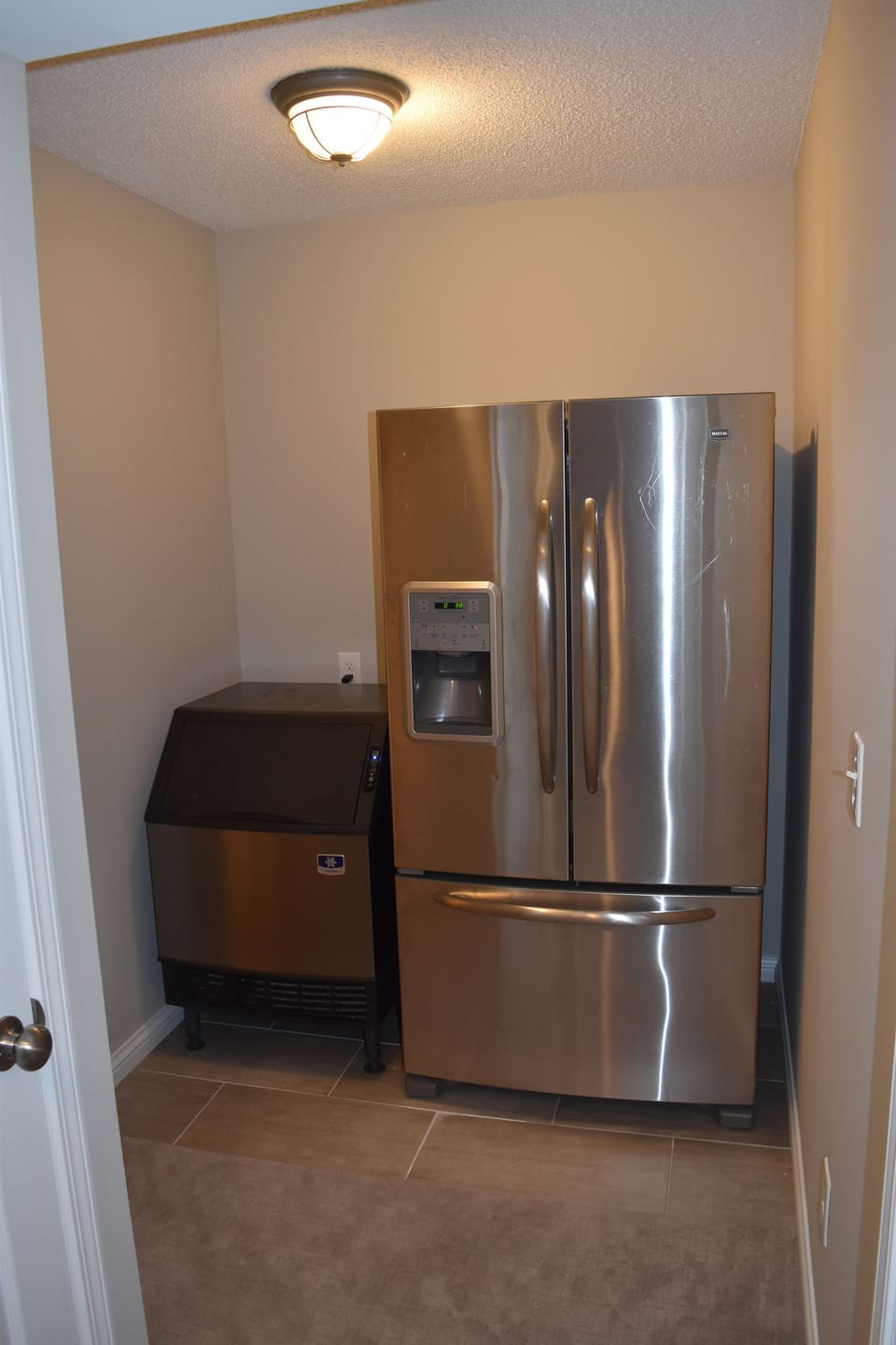 Second refrigerator and Ice machine that will provide enough ice for your stay