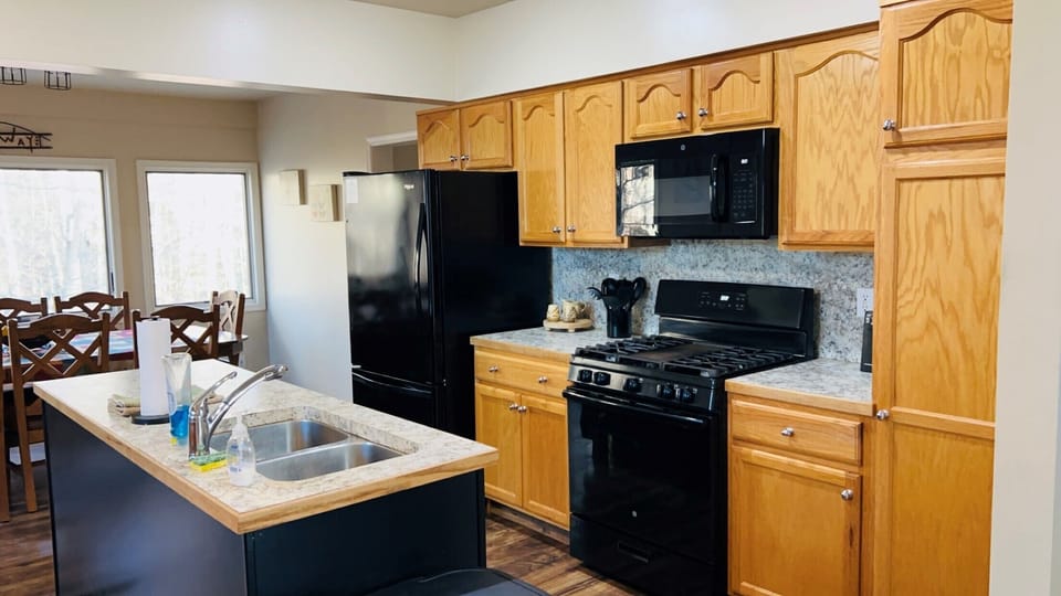 Spacious Kitchen with plenty of space for cooking.