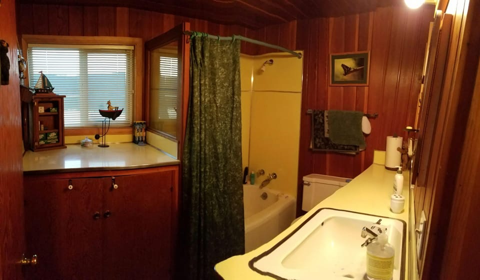 Interior full bath 