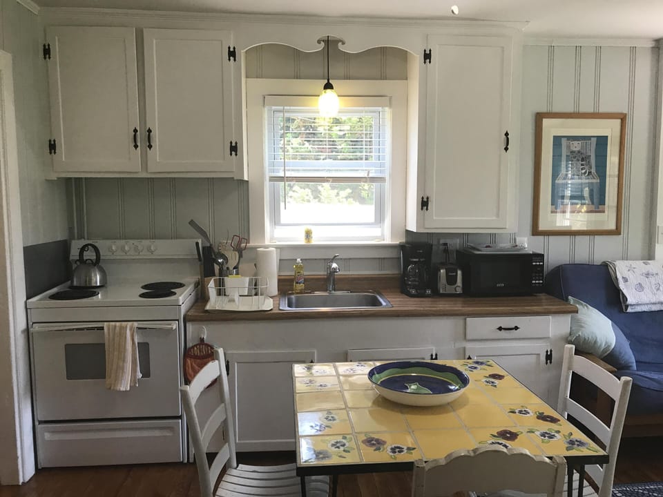 Full kitchen, well equipped with everything you need to prepare meals. 