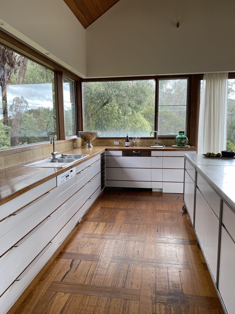 Double sink with views to beautiful gully, 2 d.w, Miele oven, s. top, 2 fridges