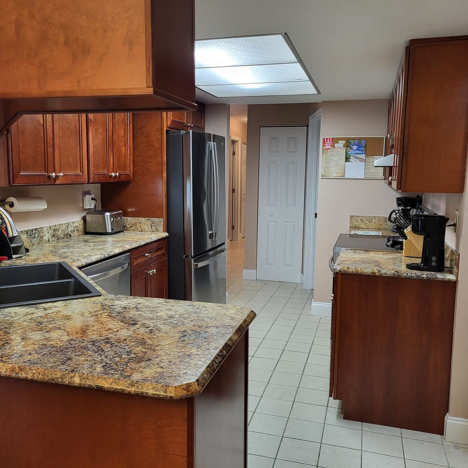 Kitchen: fully equipped with microwave, toaster, kettle, coffee maker & more