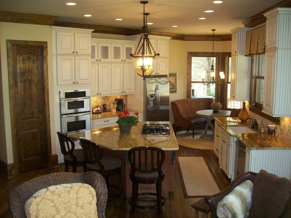 The gourmet in your family will enjoy this well equipped kitchen