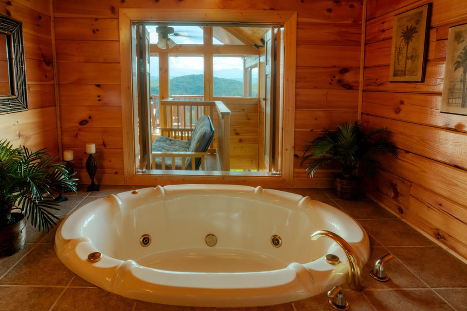 Jacuzzi In Upstairs Bathroom