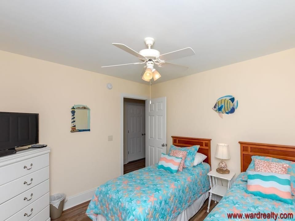 1st Floor Middle Bedroom with 2 Twin Beds