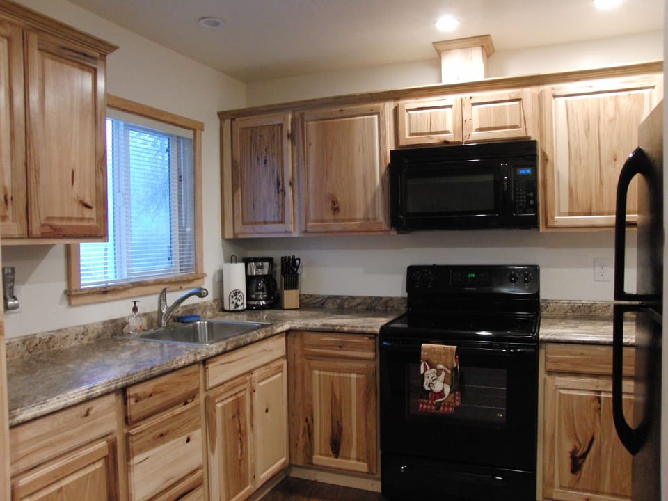 Lovely kitchen with everything you need to prepare a great meal.