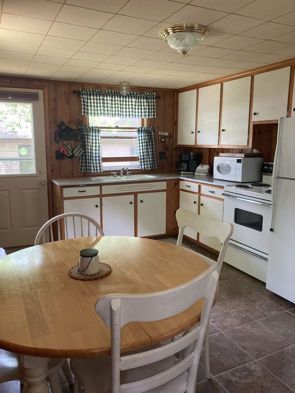 Well stocked kitchen with all the utensils you need. Dual Kuerig coffee pot/kcup