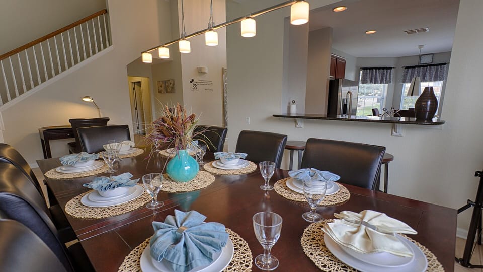 Dining room can seat 10