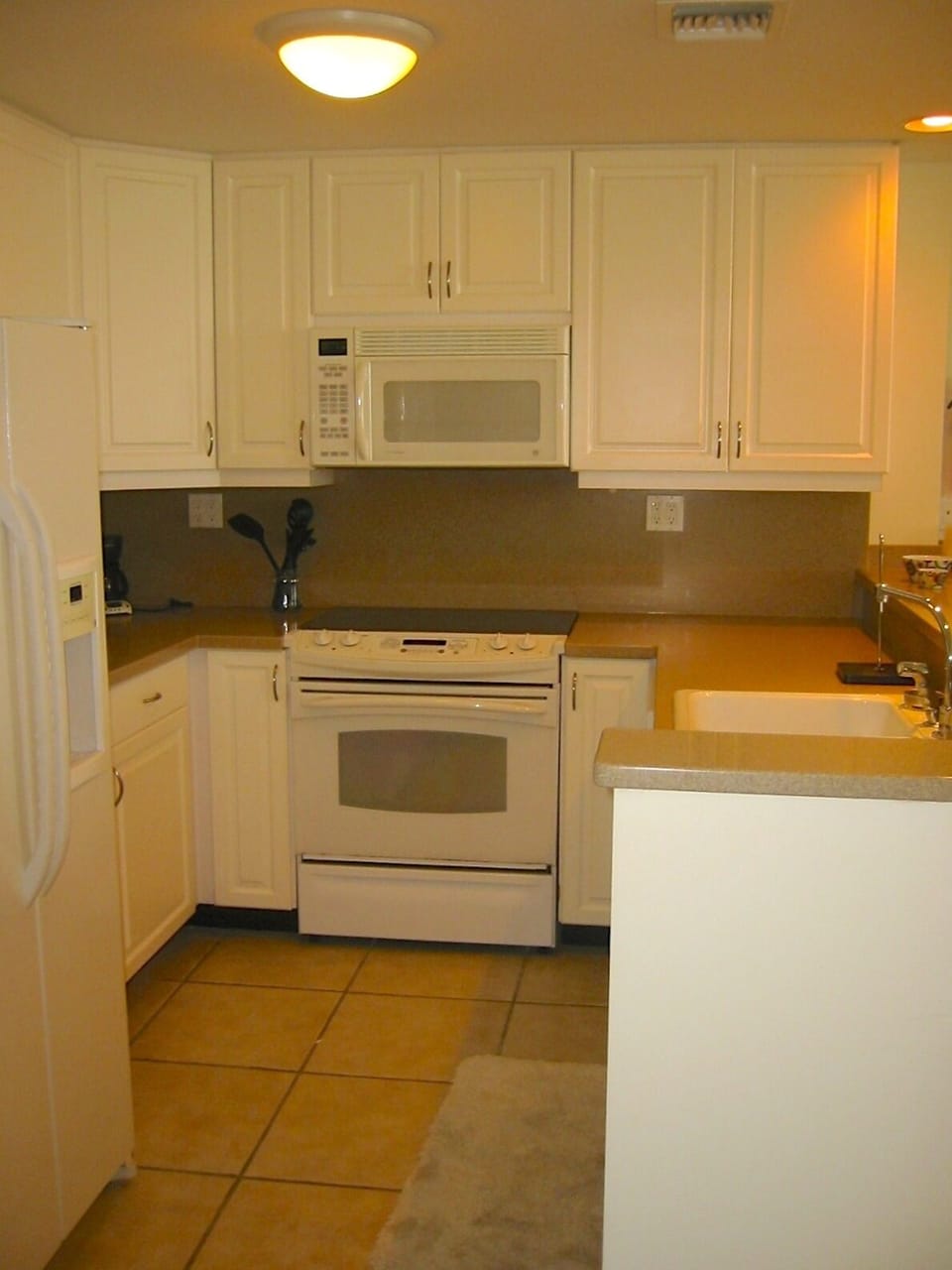 Kitchen with everything you could need.