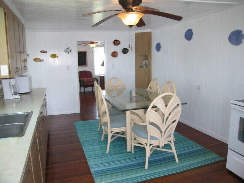 Fully-equipped eat-in kitchen w/paddle fan& new appliances. 