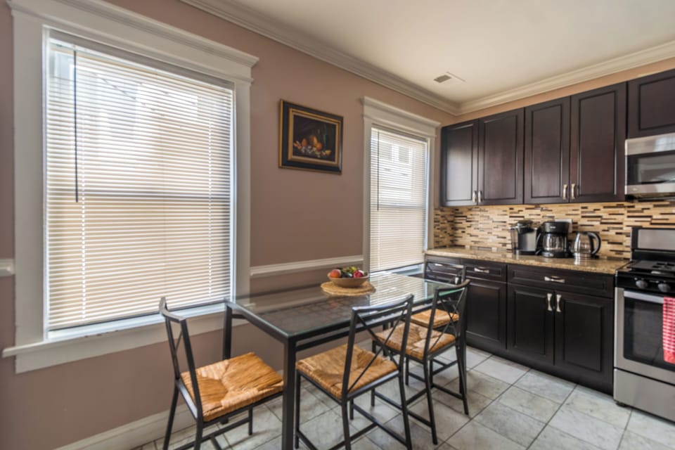 Kitchen, breakfast area 