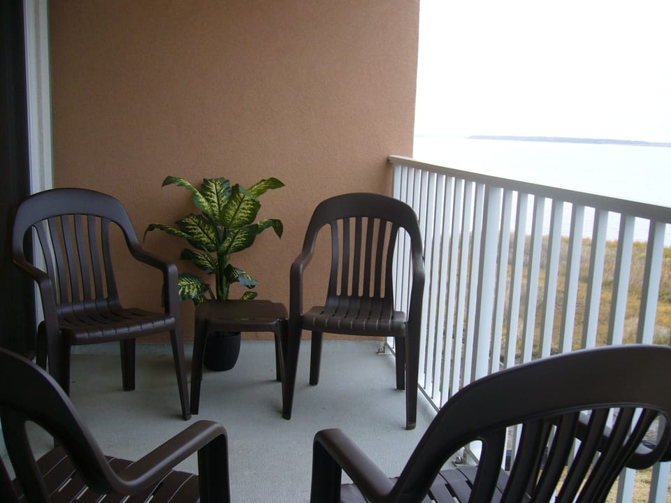 private balcony w/ bay view