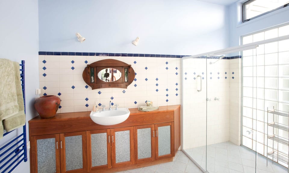 Bedroom 1 en-suite bathroom