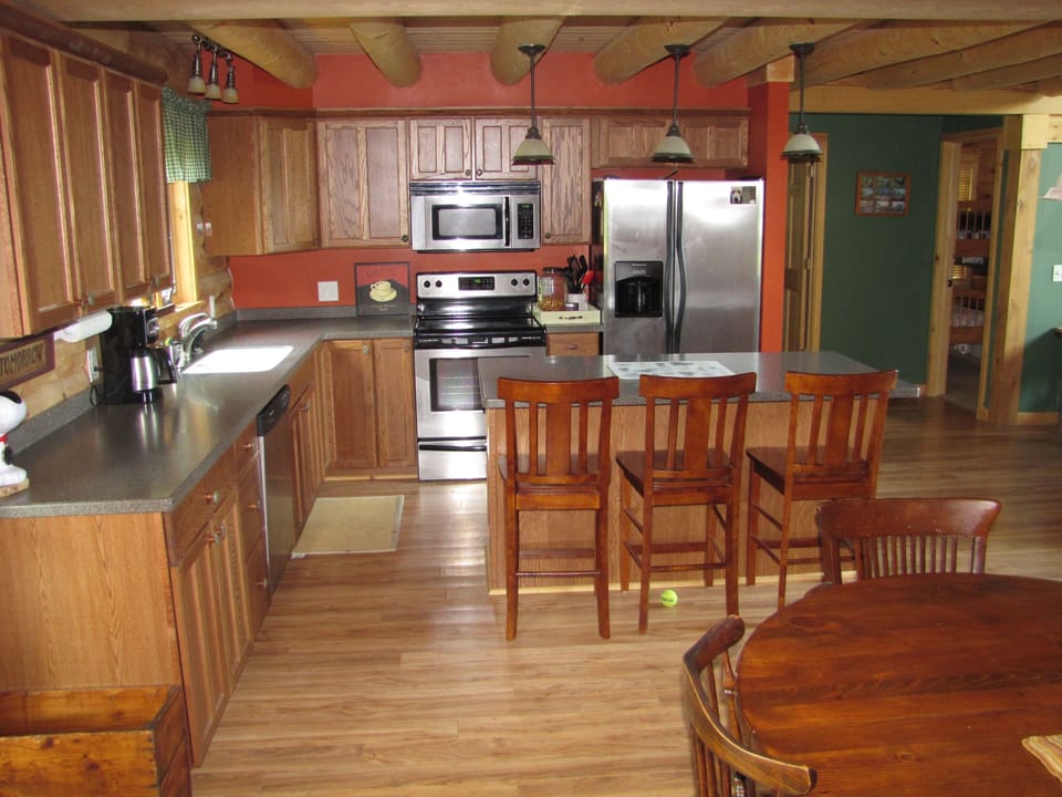 Full, modern kitchen.