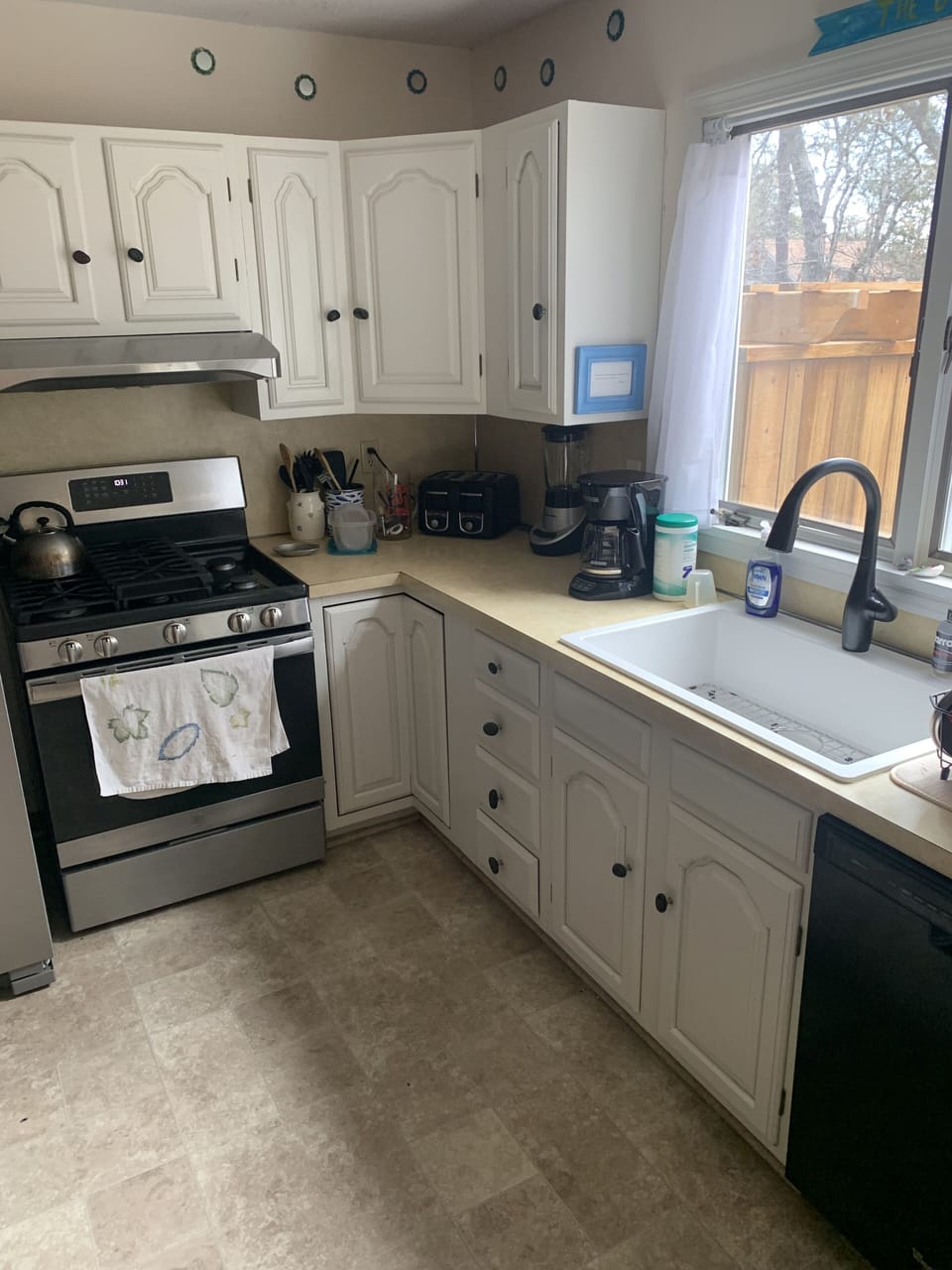 Fully equipped kitchen has everything you need. 