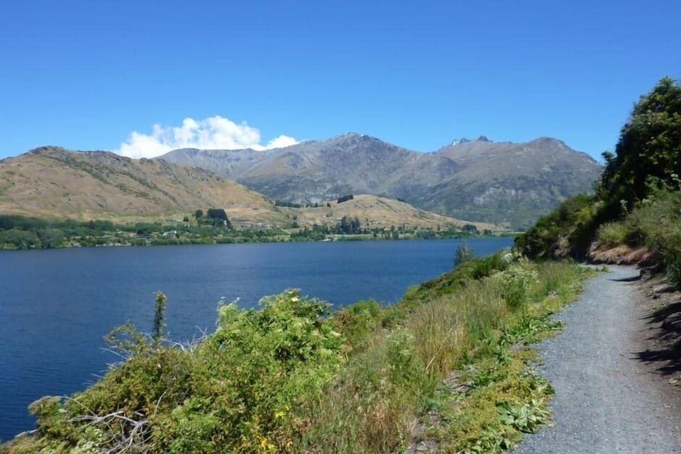 Lake Hayes walking and cycling track - 5 minute drive from Arrowtown