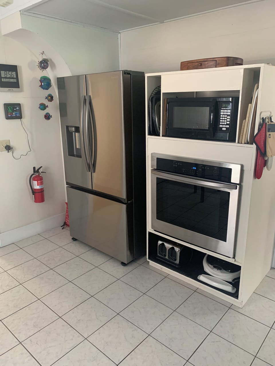 Kitchen Refrigerator, Oven, Microwave