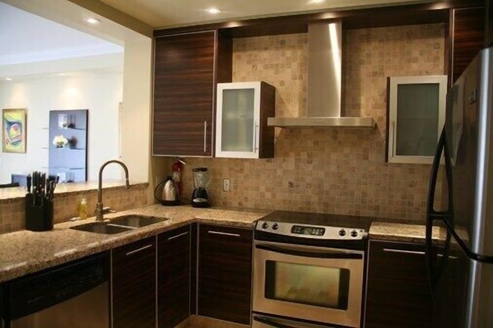 Fully equipped kitchen with dishwasher, stove, oven, microwave, fridge/freezer