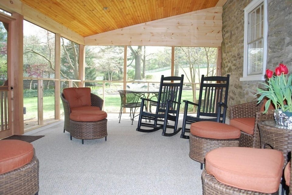 22' screened porch - lots of comfy seating & grill for cook-outs. Shady retreat
