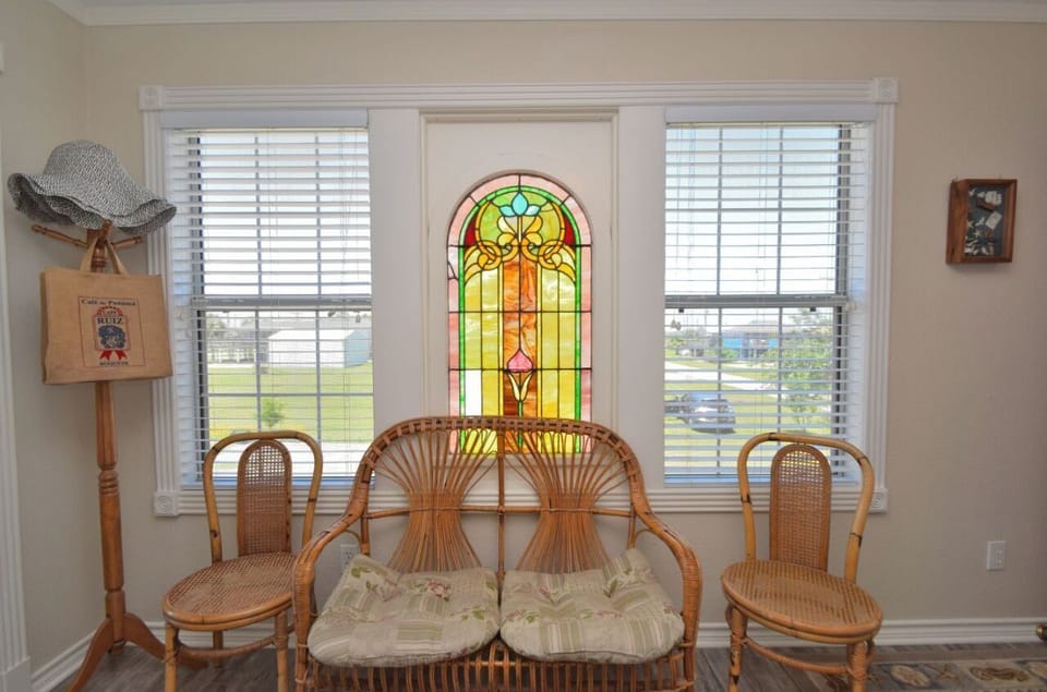 sitting area in entry hall with beautiful stained glass from East Texas