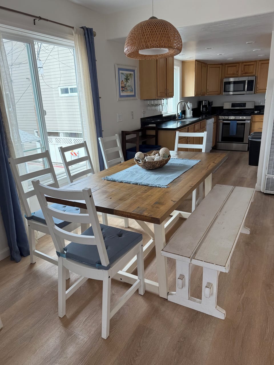 Middle floor dining