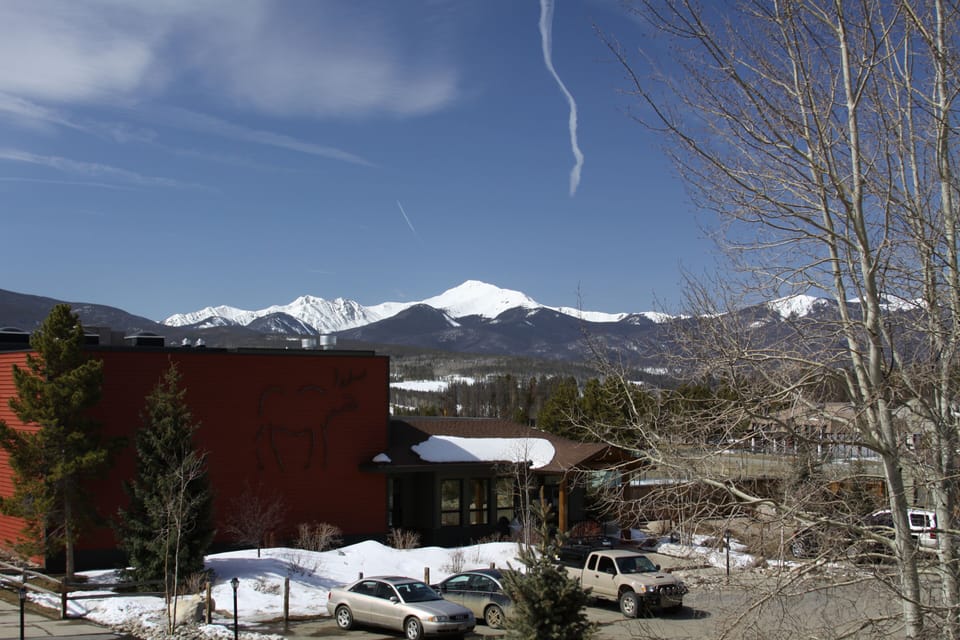 The clubhouse, which as 2 outdoor hot tubs, heated outdoor pool, racquetball, sauna, weights and laundry facilities, is just a few steps from the condo!