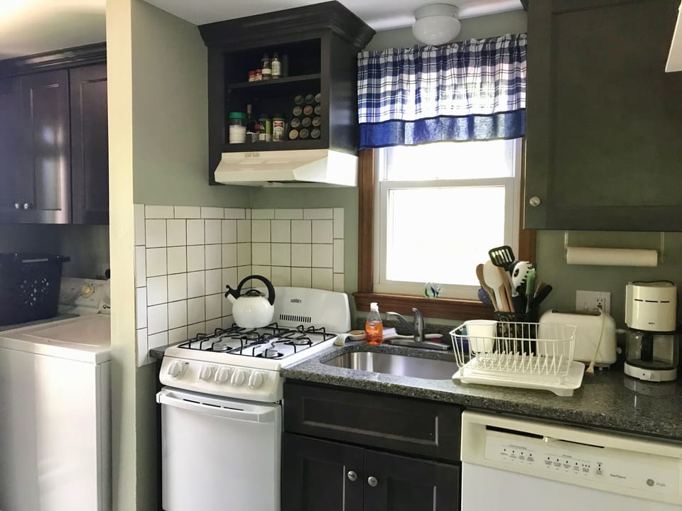 Gas stove w/ oven/broiler & dishwasher 