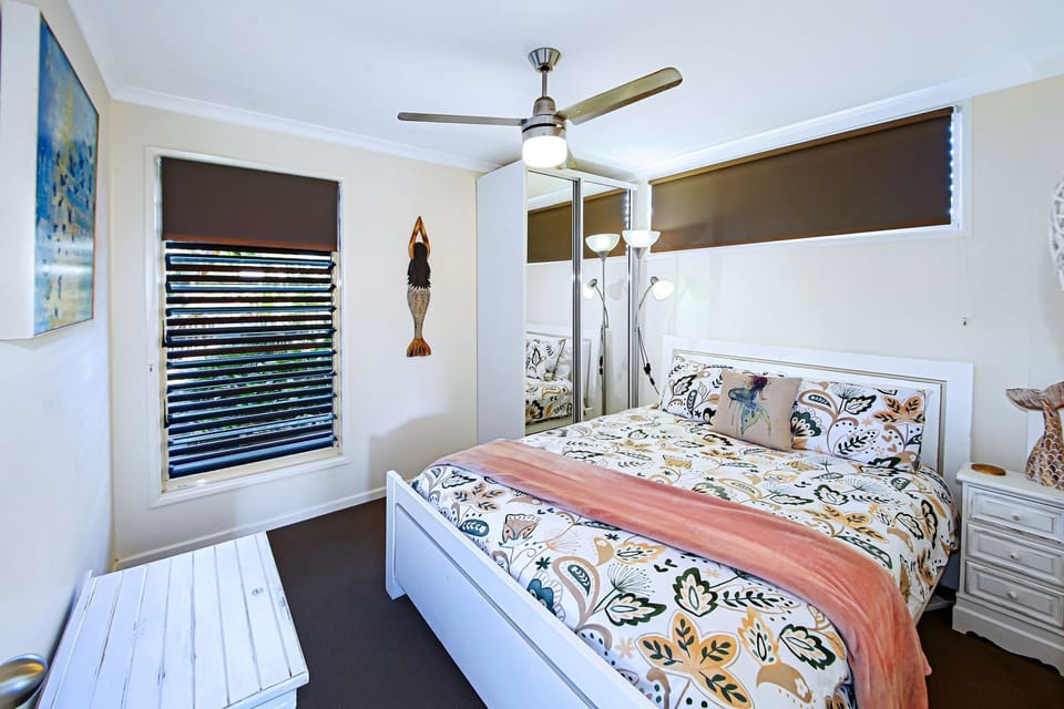 Mermaid room with queen bed. NOT large bedrooms 