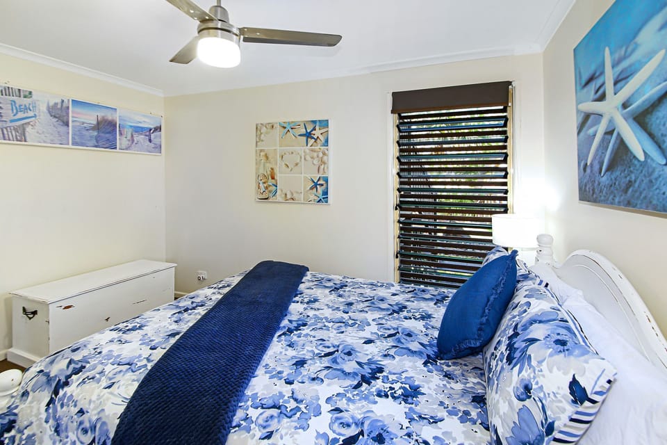 Star fish room with queen bed. NOT large bedrooms 