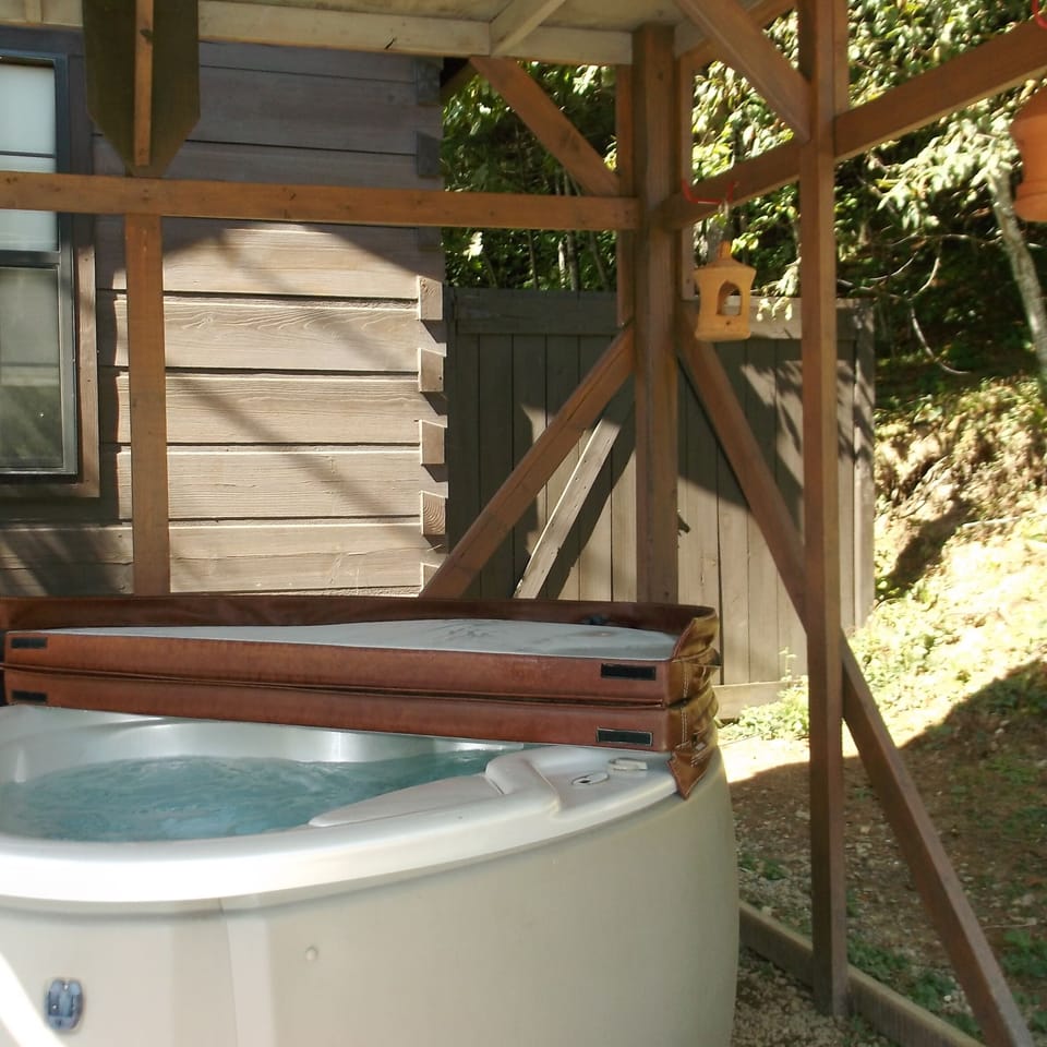 HotTub for 2 readied upon pre-request. Pic 'prior to curtains up, now enclosed.