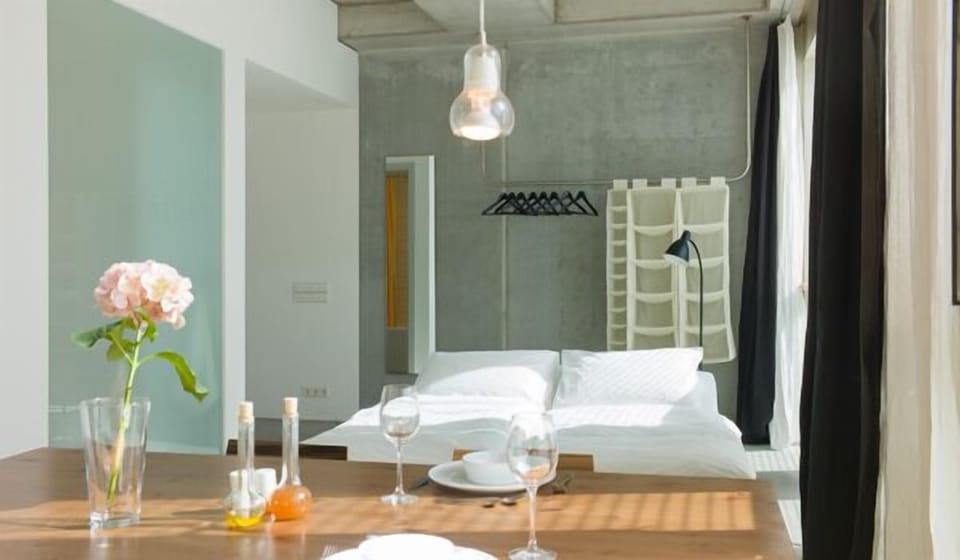 Extroverted studio apartment in the "Neubau" - modern wing.